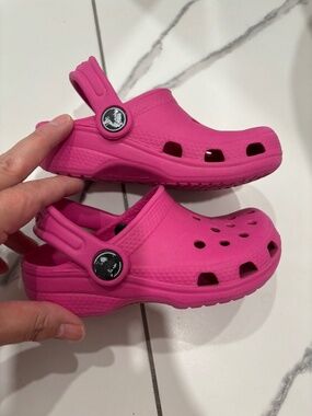 Crocs Kids Classic Clogs Magenta Hot Pink – Toddler Size C8/9 – Great Condition